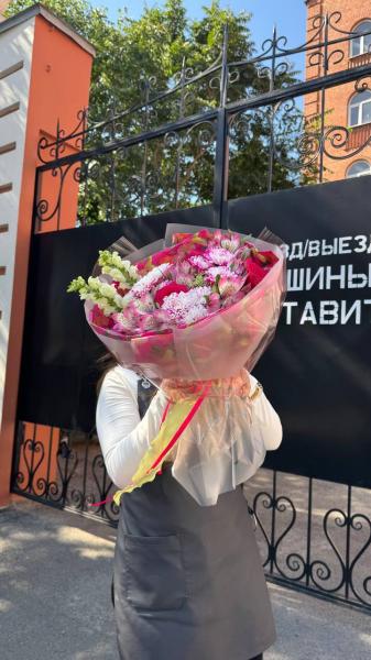 Яркий авторский букет с маттиолой