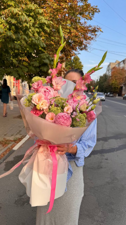 Розовый авторский букет на свидание