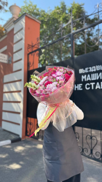 Яркий авторский букет с маттиолой