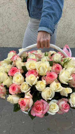 Композиция розовых и белых РОЗ