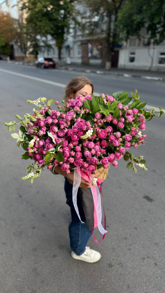 Композиция розовых кустовых роз