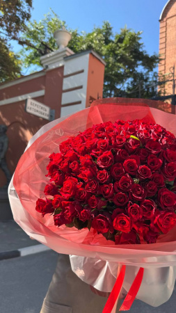 Монобукет из 101 КРАСНОЙ розы в красном оформлении