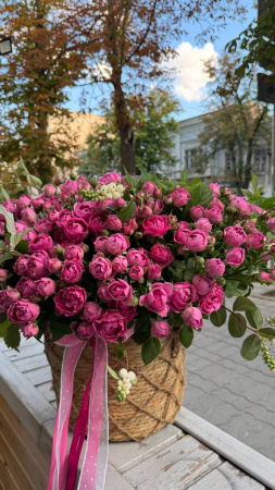 Композиция розовых кустовых роз